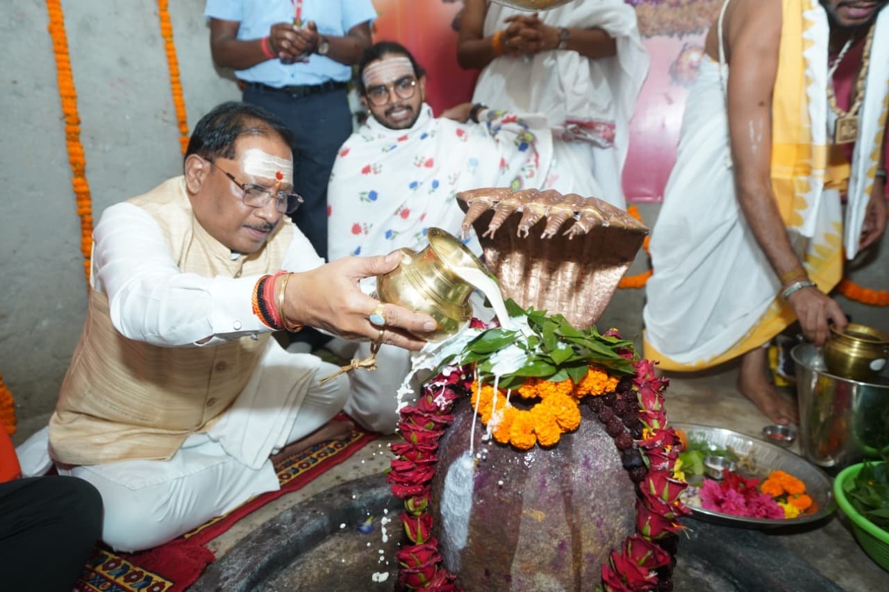 Sai Performs Rudrabhishek at Baba Karmeshwar Dham, Announces Mangal Bhavan for Karra