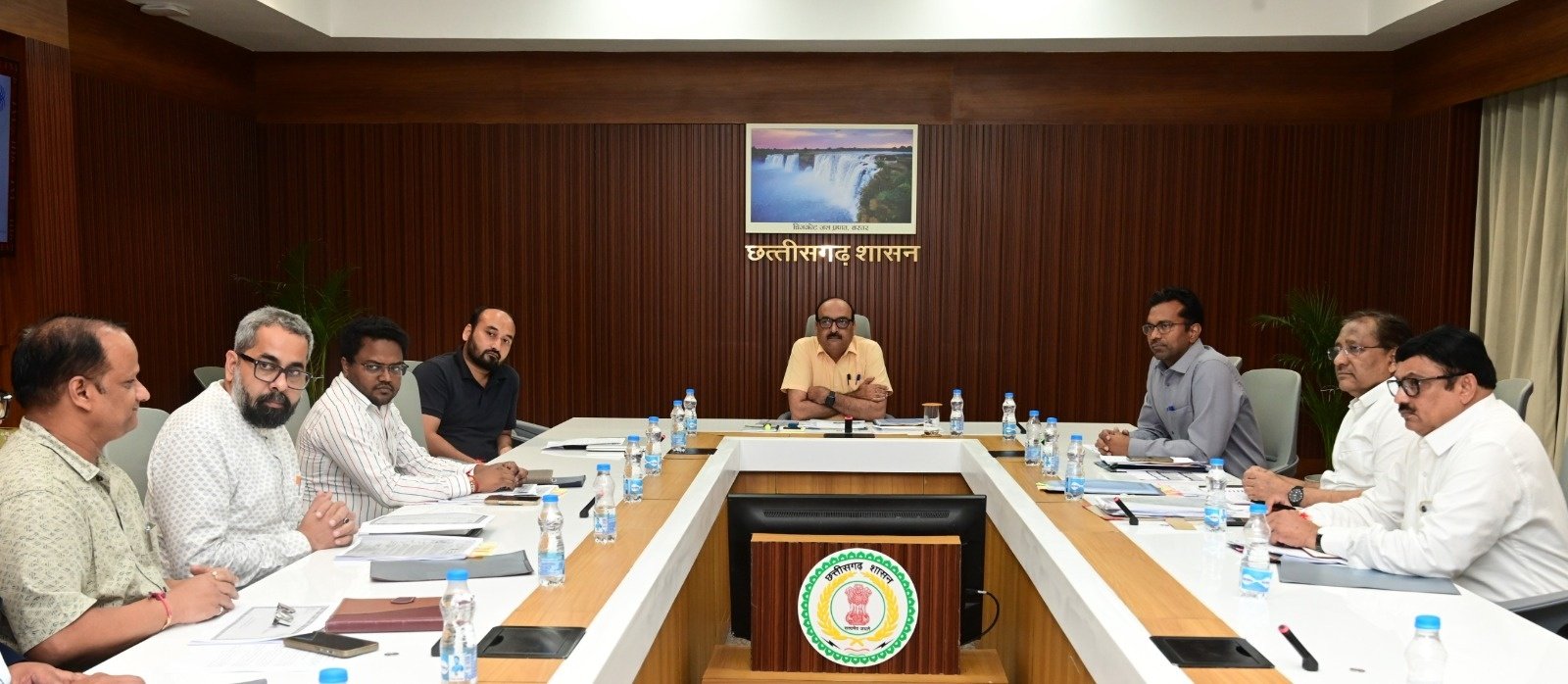 Chhattisgarh Chief Secretary Honours Officials for Excellence in E-Office, Punctual Attendance