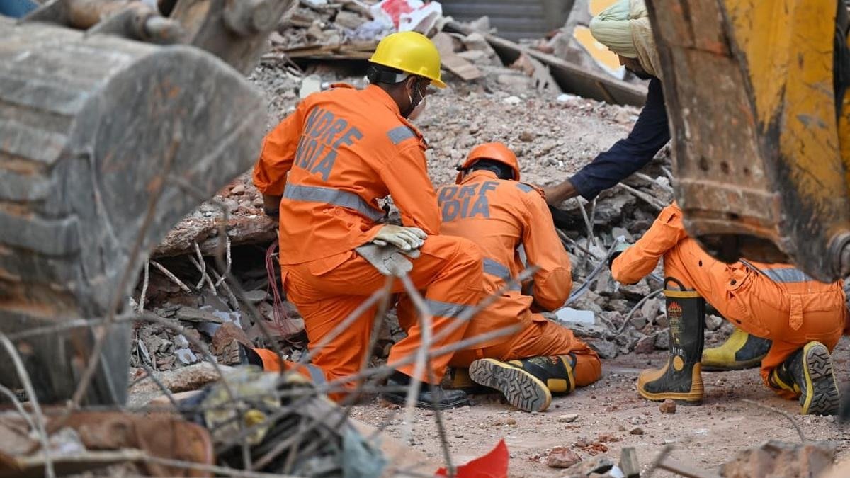 Delhi Building Collapse Toll Rises to Six; CM Rekha Gupta Orders Probe, FIR Against Owner