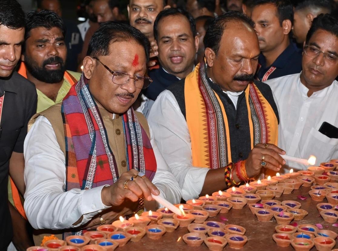 1.25 Lakh ‘Aashirwad’ Diyas Illuminate Kharun Riverfront as CM Sai Joins Maha Aarti