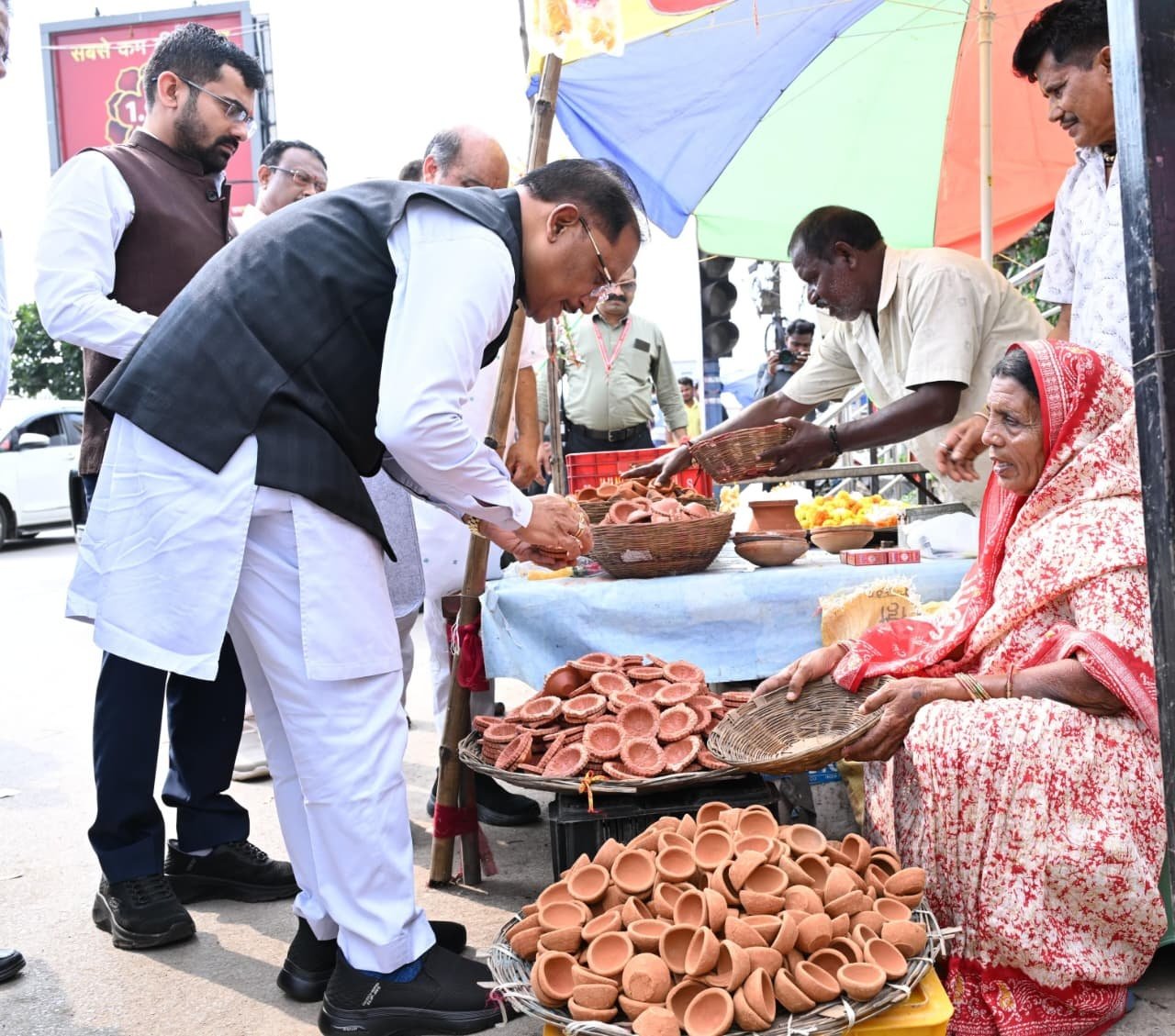 A Diya, ₹1,000 and a Conversation: CM Sai Stops at Roadside Vendor’s Stall