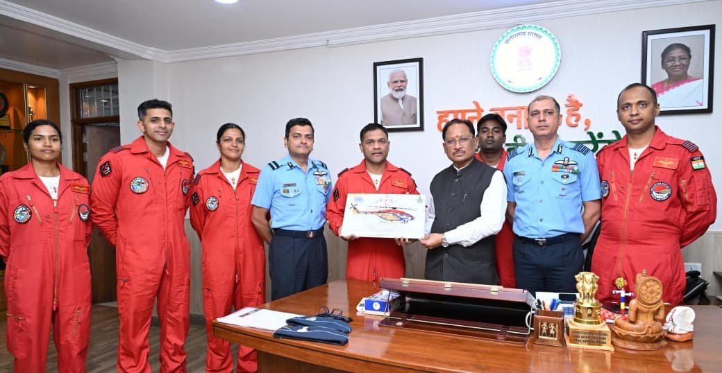 Sarang Team Meets CM Sai Ahead of Rajyotsav Air Show at Nava Raipur’s Sendh Lake