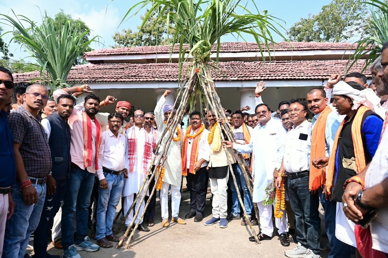 Sugarcane Farmers Celebrate ₹425 Per Quintal Price, Felicitate Deputy CM Vijay Sharma in Kabirdham