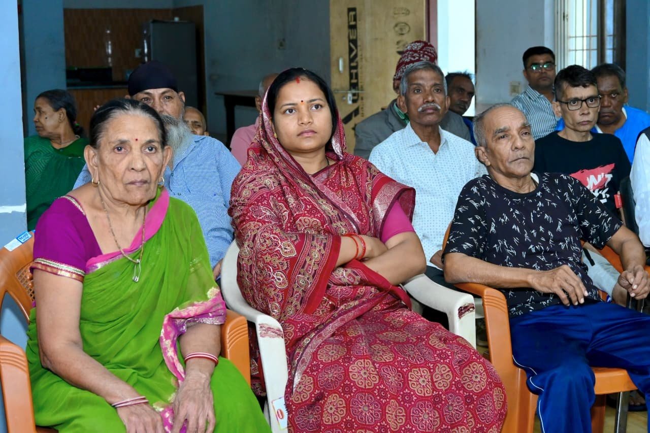 Minister Laxmi Rajwade Listens to ‘Mann Ki Baat’ with Senior Citizens at Raipur Old-Age Home