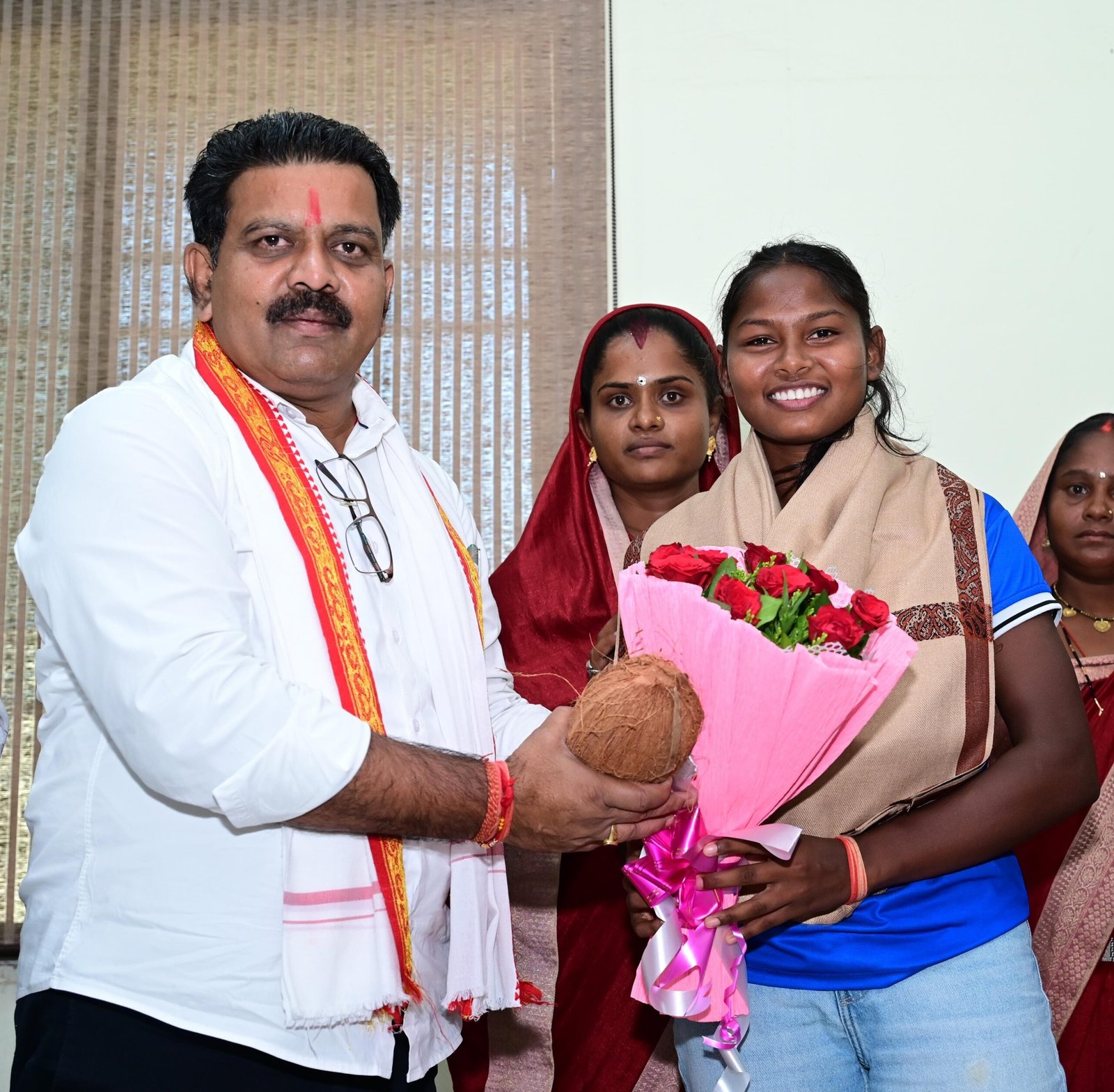 Deputy CM Vijay Sharma Felicitates Asia Cup Champion Geeta Yadav in Kawardha