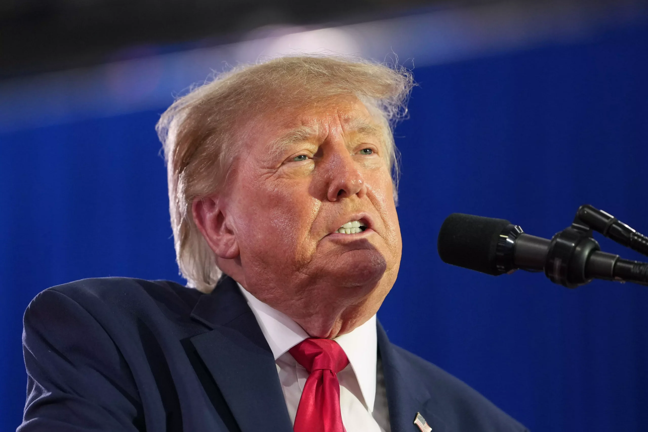 Trump Accuses Iran of Driving Up Oil Prices Ahead of US Midterms